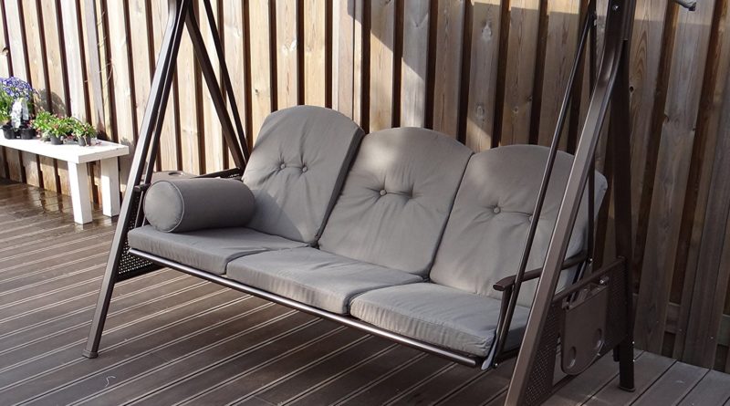 Hoolywoodschaukel und Pavillon